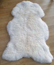 Ladda upp bild till gallerivisning, Fårskinn