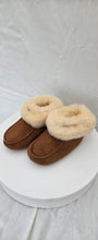 Ladda upp bild till gallerivisning, Fårskinnstoffel Viking Barn med mjuk soft sula

