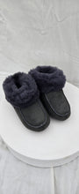 Ladda upp bild till gallerivisning, Fårskinnstoffel Viking Barn med mjuk soft sula
