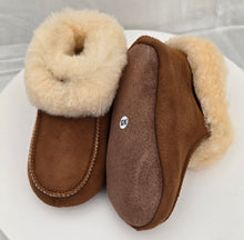Ladda upp bild till gallerivisning, Fårskinnstoffel Viking Barn med mjuk soft sula

